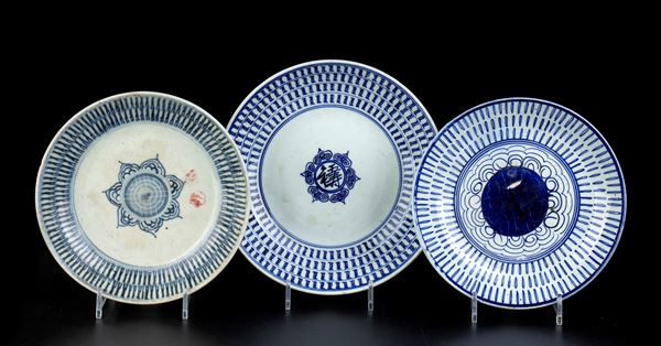 THREE 'BLUE AND WHITE' PORCELAIN DISHES  - Auction Asian and Tribal Art - Bertolami Fine Art - Casa d'Aste