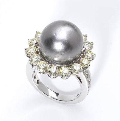 Anello con Perla Tahiti e Diamanti