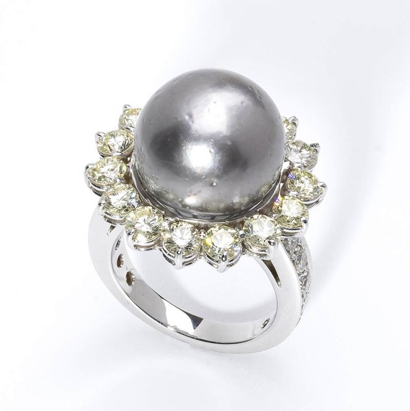 Anello con Perla Tahiti e Diamanti...