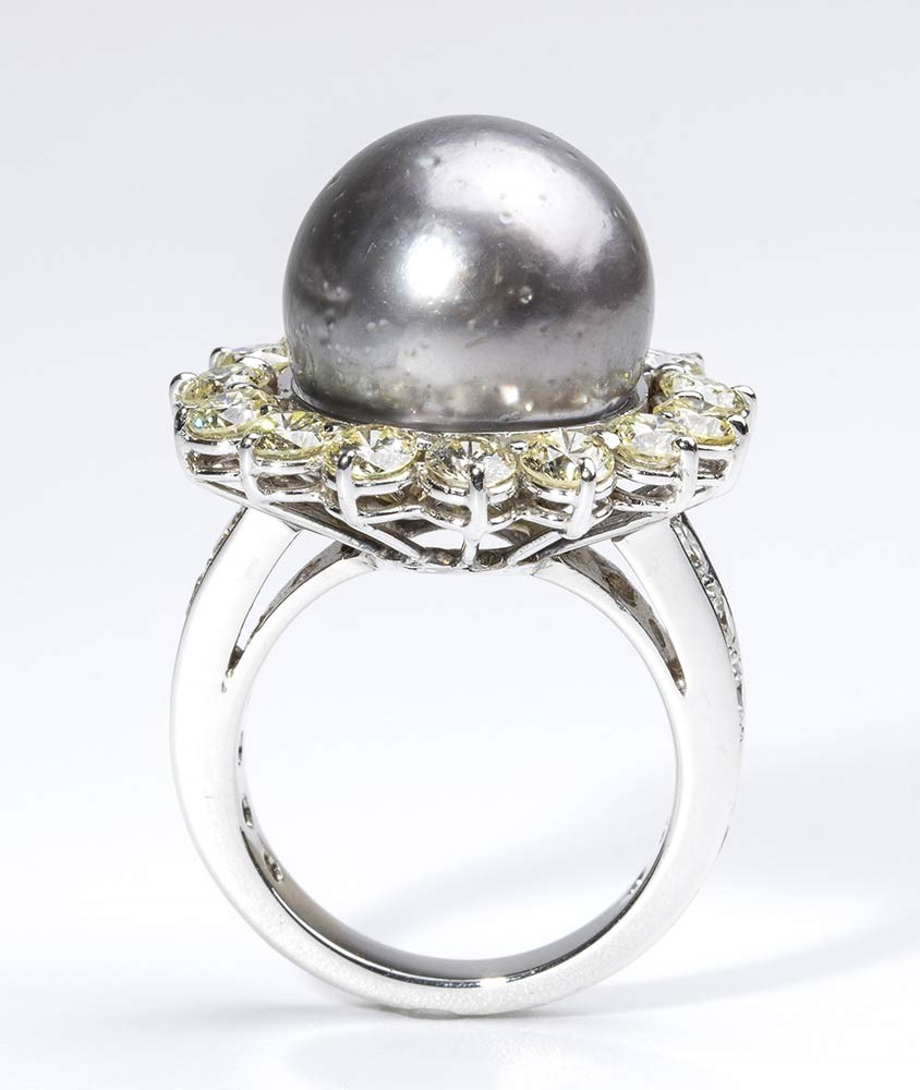 Anello con Perla Tahiti e Diamanti...