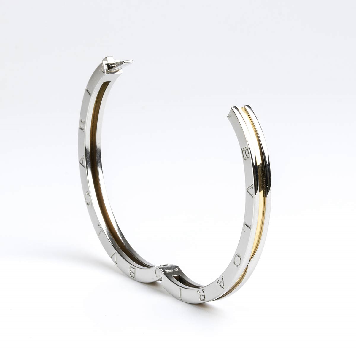 BULGARI, collezione B.Zero1: bracciale a cerchio rigido in oro ed acciaio