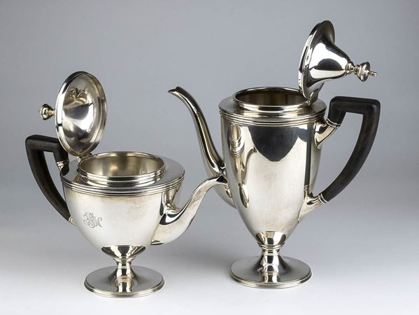 Servizio da tè e caffe in argento - 1907-1947, argentiere TIFFANY & Co. -  Asta Gioielli, orologi, argenti e penne - Bertolami Fine Art - Casa d'Aste