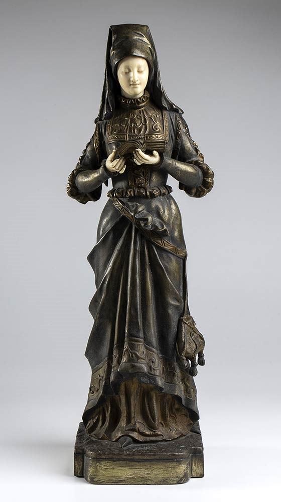 Scultura francese in bronzo raffigurante una dama in abiti nobiliari   - firmata S. OMERTH