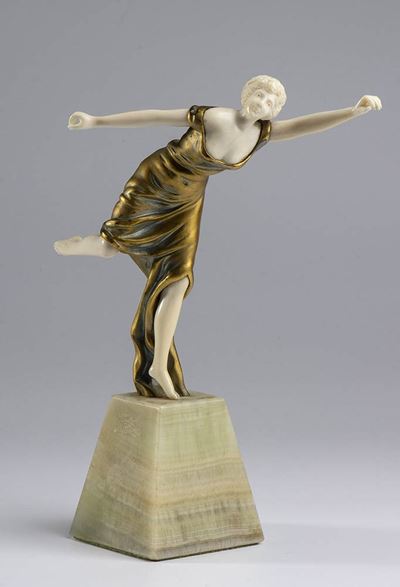 Scultura Francese in Bronzo Raffigurante Ballerina con Abito Dorato - Firmata O...