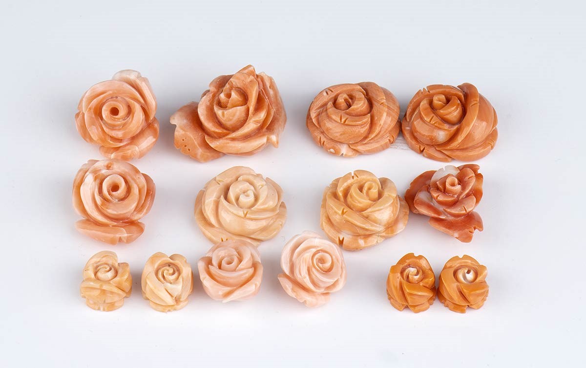 Corallo cerasuolo scolpito, serie di 14 rose