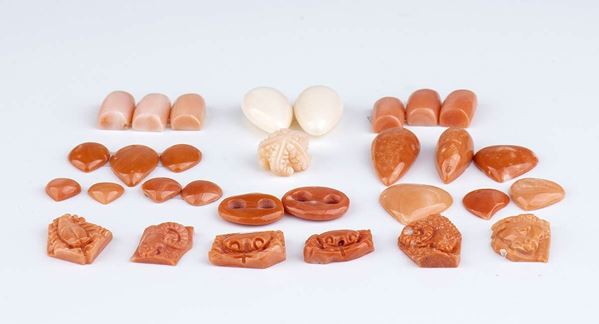 Elementi in corallo cerasuolo e corallo rosa non montati