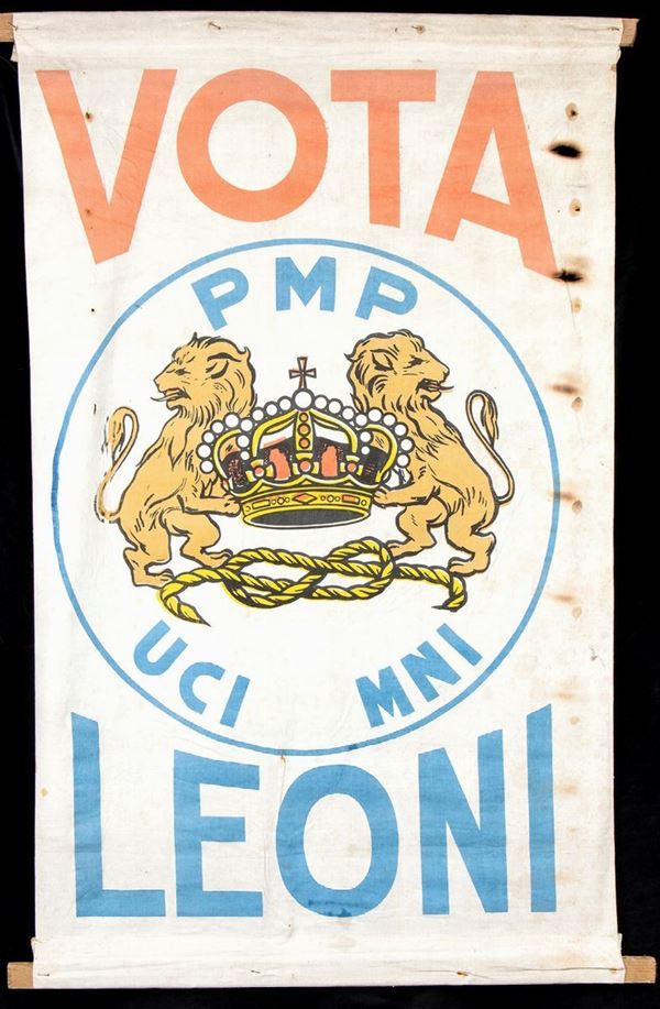 Striscione politico monarchico...  - Auction Fashion, Memorabilia e Militaria con una collezione di Cimeli di Juan ed Evita Peròn - Bertolami Fine Art - Casa d'Aste