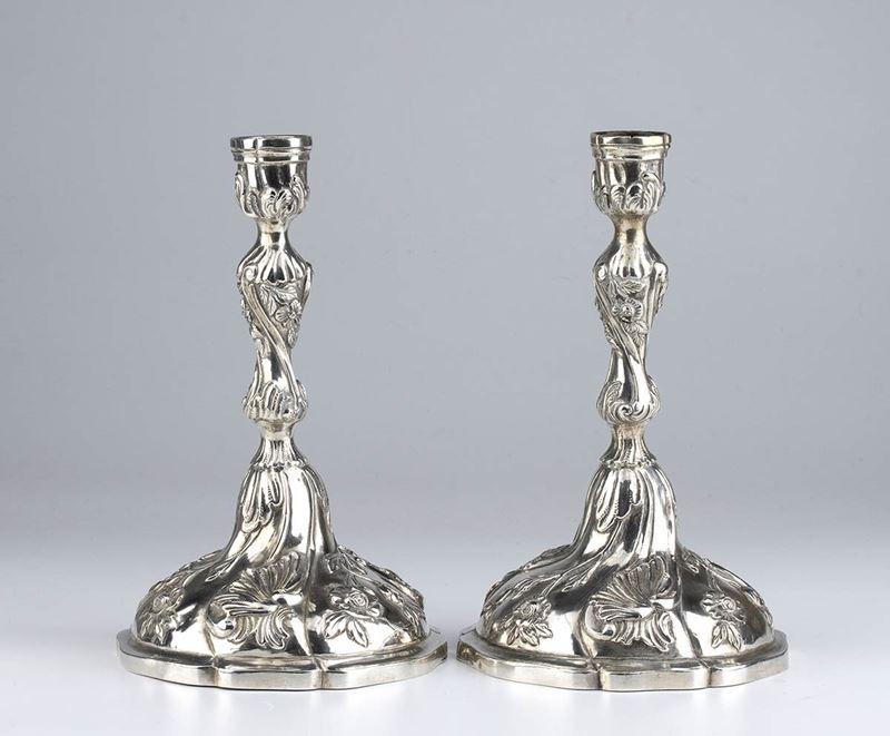 Coppia di Candelieri Italiani in Argento - XVIII Secolo...