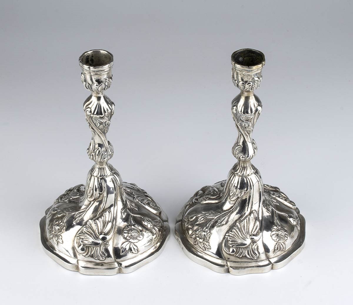 Coppia di Candelieri Italiani in Argento - XVIII Secolo...
