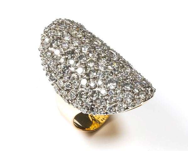 ORME': anello ovale a fascia in oro con pavè di diamanti 