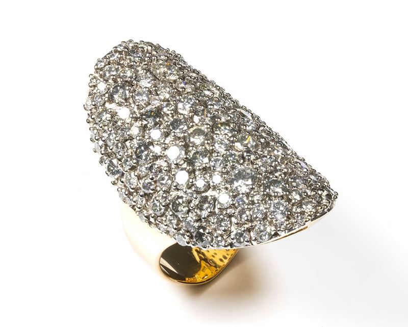 Orme': Anello Ovale a Fascia in Oro con Pavè di Diamanti