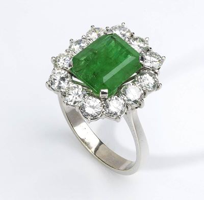 Anello in Oro con Smeraldo e Diamanti