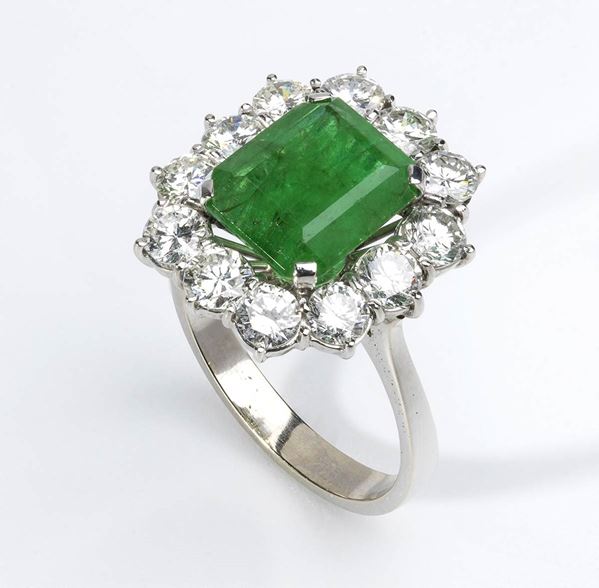 Anello in oro con smeraldo e diamanti ...