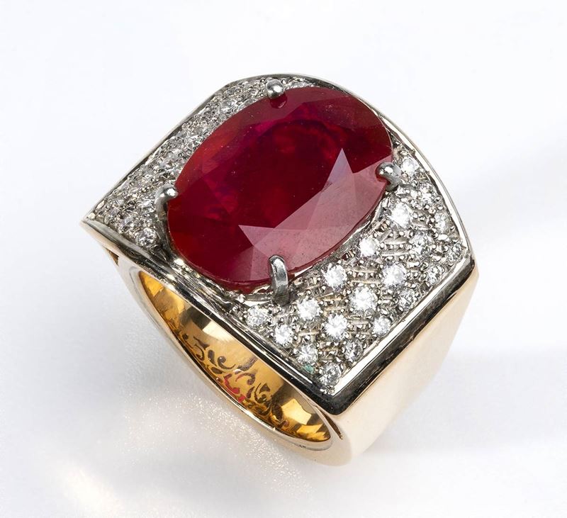 Anello a Fascia con Rubino con Vetro al Piombo e Pavè di Diamanti