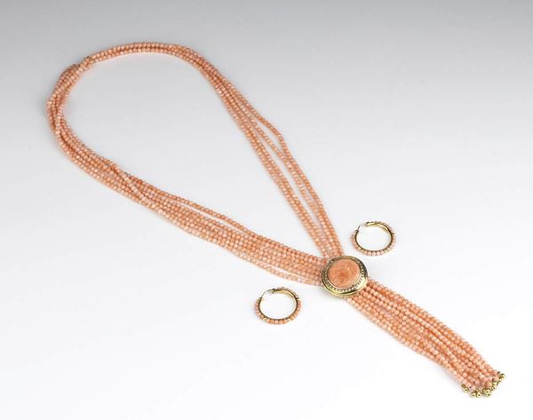 Paio di orecchini e girocollo a dieci fili in oro, corallo rosa e diamanti