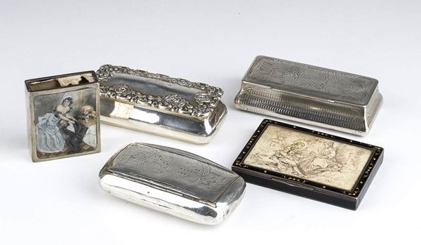 Lotto composto da tre tabacchiere, una scatolina e un porta fiammiferi in argento - fine XIX, inizio XX secolo