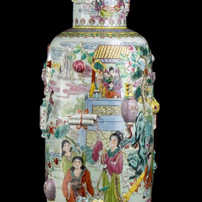Grande Vaso a Balaustro in Porcellana con Decoro a Smalti Policromi