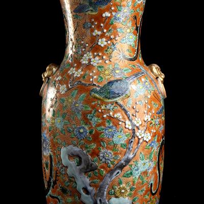 Vaso a Balaustro in Porcellana con Decoro a Smalti Policromi