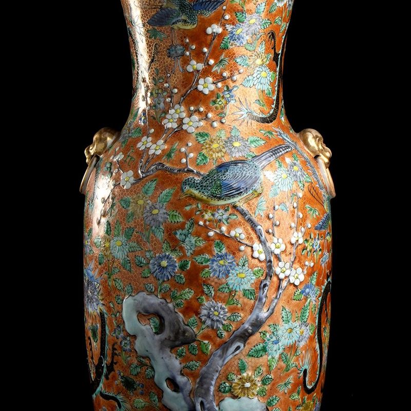 Vaso a Balaustro in Porcellana con Decoro a Smalti Policromi