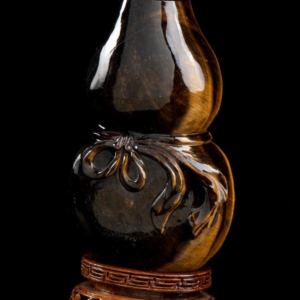 A SMALL TIGER'S EYE DOUBLE GOURD VASE