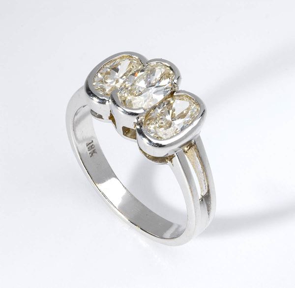 Anello trilogy con diamanti ovali ...