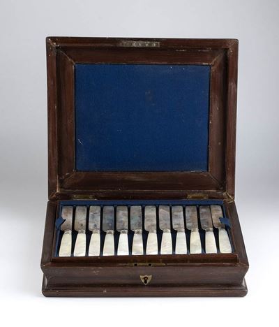 Servizio di Posate da 12 Vittoriane Inglesi in Argento e Madreperla - Sheffield 1890