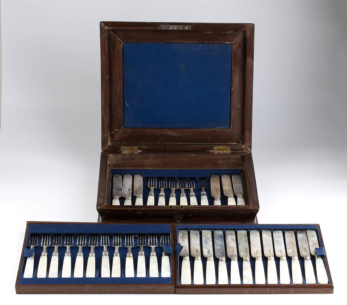 Servizio di Posate da 12 Vittoriane Inglesi in Argento e Madreperla - Sheffield 1890