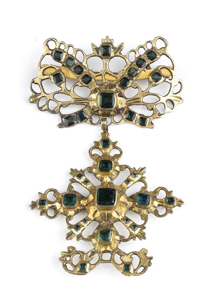 Croce pendente in argento dorato con paste vitree verdi, Sicilia XVIII secolo