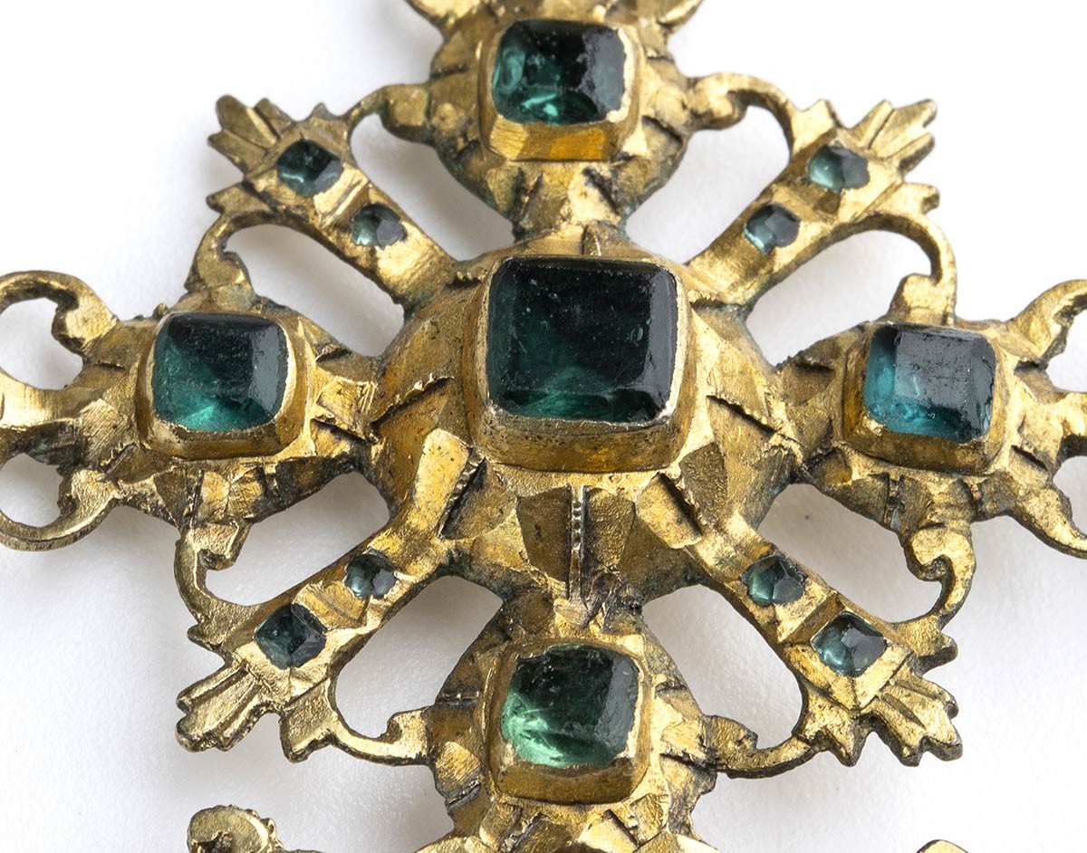Croce pendente in argento dorato con paste vitree verdi, Sicilia XVIII secolo