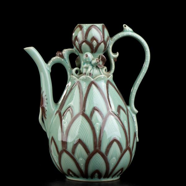 A GLAZED PORCELAIN EWER