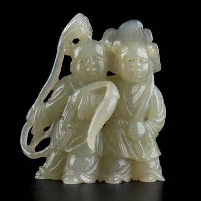 Intaglio in Giada Verde Chiaro con Due Bambini