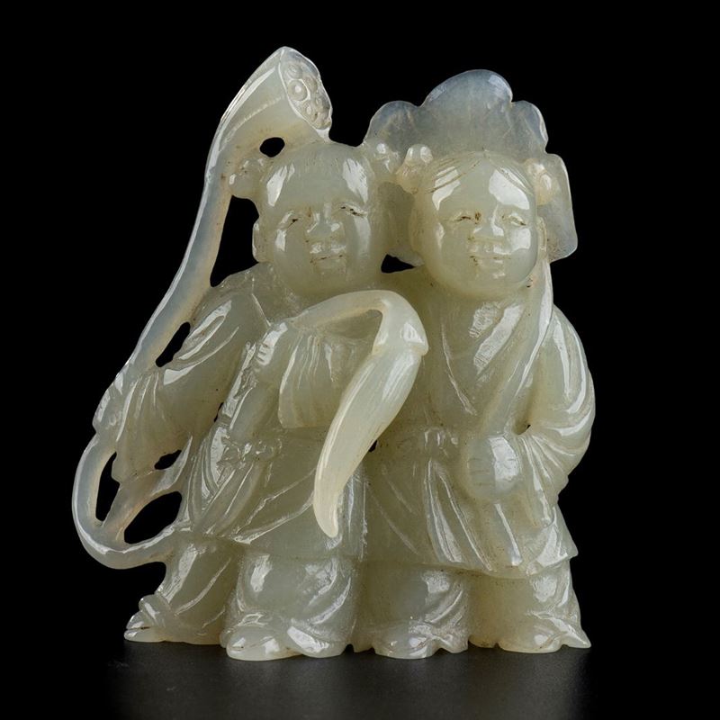 Intaglio in Giada Verde Chiaro con Due Bambini