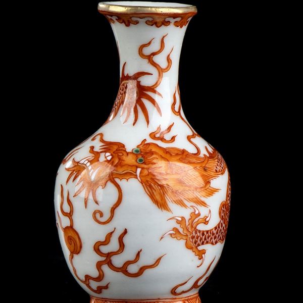 PICCOLO VASO IN PORCELLANA CON DECORO DI DRAGO IN ROSSO DI FERRO  - Asta Arte Asiatica e Tribale - Bertolami Fine Art - Casa d'Aste