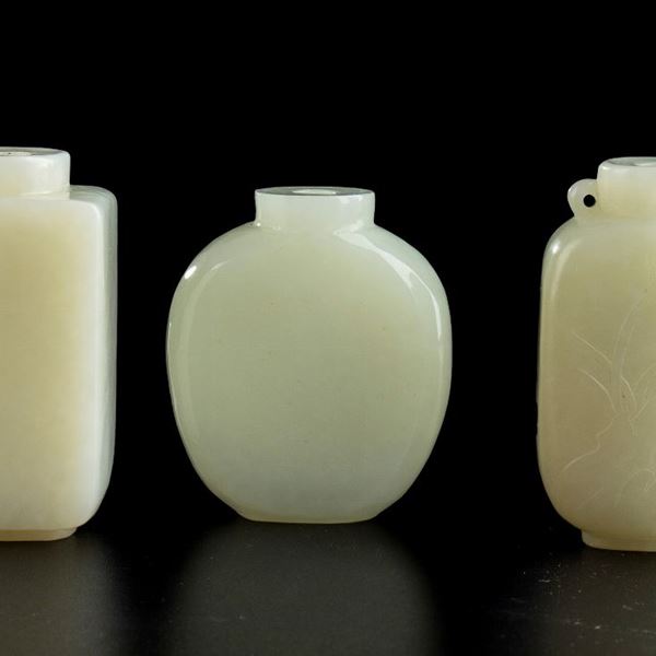 THREE PALE GREEN JADE SNUFF BOTTLES