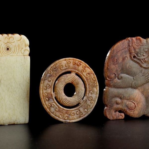 THREE JADE PENDANTS  - Auction Asian and Tribal Art - Bertolami Fine Art - Casa d'Aste