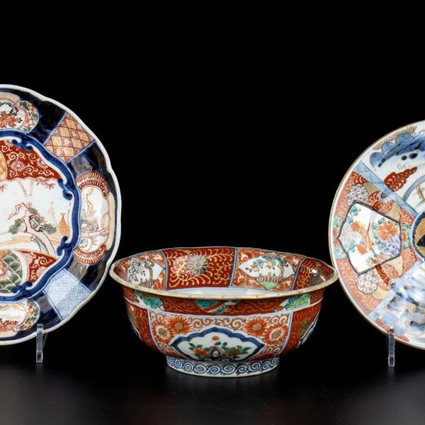 A 'IMARI' PORCELAIN BOWL AND TWO DISHES