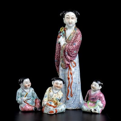 Figura Femminile e Tre Bambini in Porcellana con Decoro a Smalti Policromi