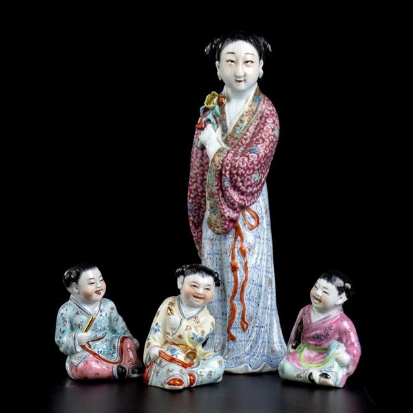 FIGURA FEMMINILE E TRE BAMBINI IN PORCELLANA CON DECORO A SMALTI POLICROMI  - Asta Arte Asiatica e Tribale - Bertolami Fine Art - Casa d'Aste