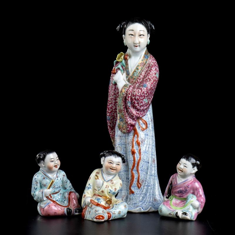 Figura Femminile e Tre Bambini in Porcellana con Decoro a Smalti Policromi