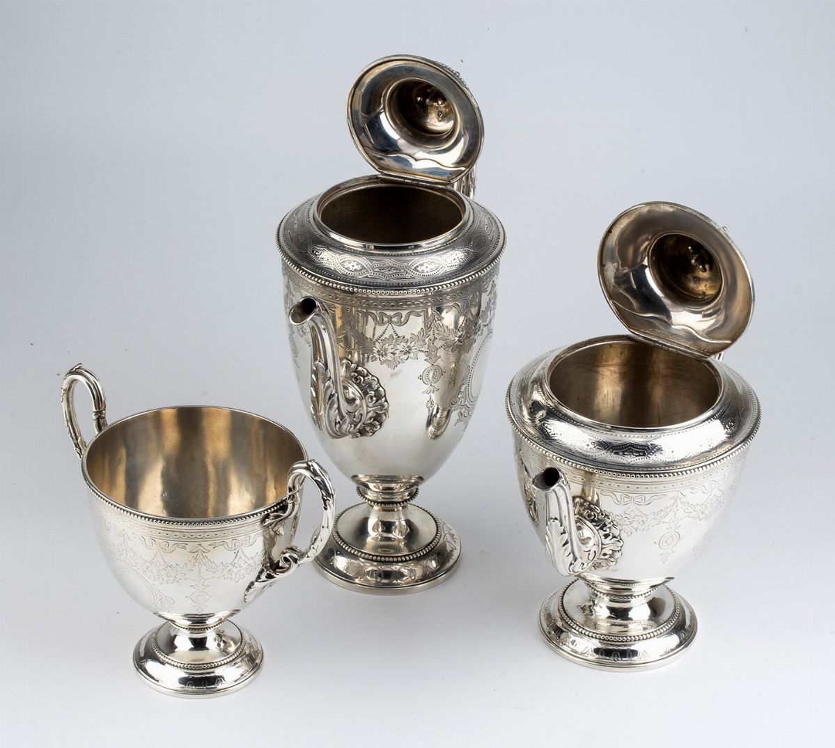 Servizio da Tè e Caffe Vittoriano Inglese in Argento - Londra 1868, Maestri A...