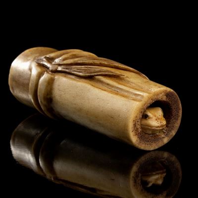 Netsuke in Corno di Cervo con Bambù e Ranocchio