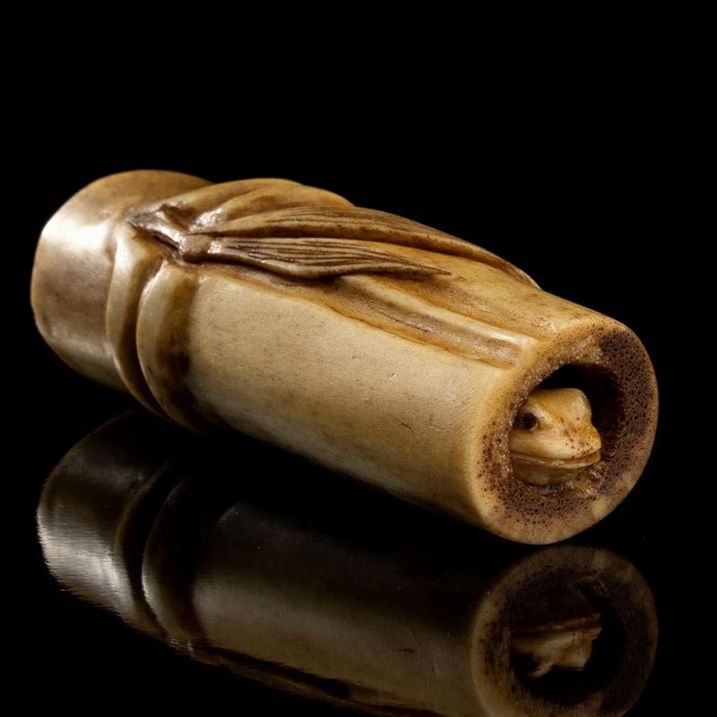 Netsuke in Corno di Cervo con Bambù e Ranocchio