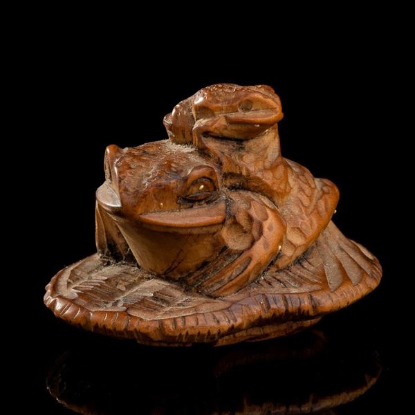 NETSUKE IN LEGNO DI BOSSO CON ROSPI SU SANDALO DI PAGLIA