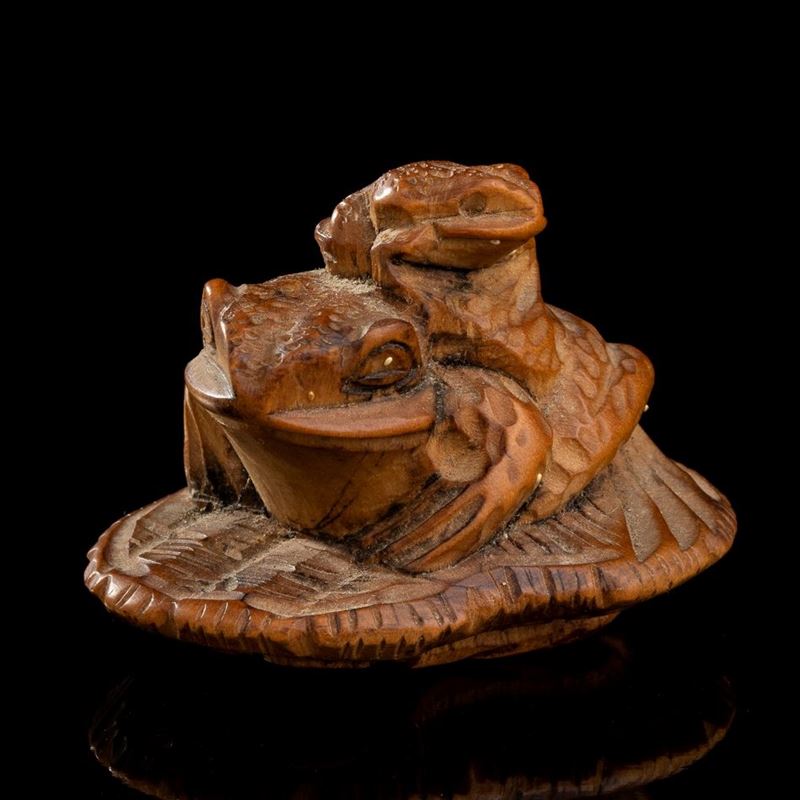 Netsuke in Legno di Bosso con Rospi su Sandalo di Paglia