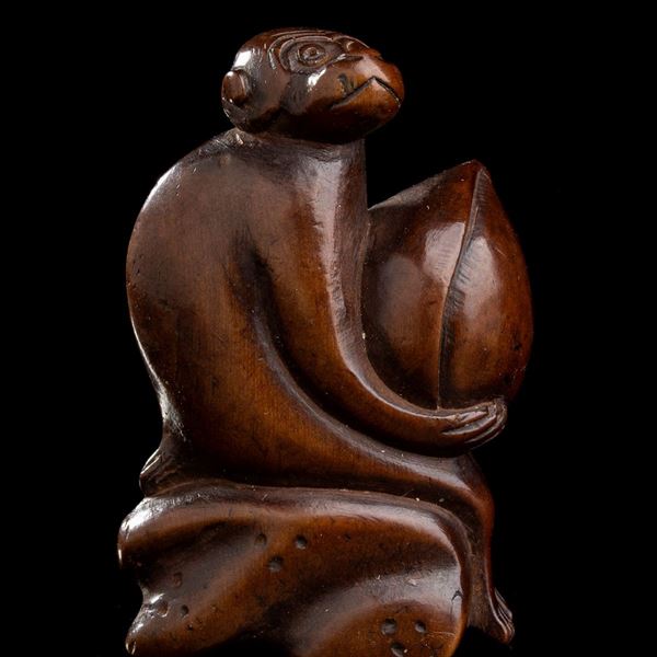 NETSUKE IN LEGNO DI BOSSO CON SCIMMIA E PESCA  - Asta Arte Asiatica e Tribale - Bertolami Fine Art - Casa d'Aste