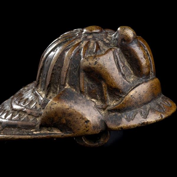 NETSUKE IN BRONZO CON KABUTO  - Asta Arte Asiatica e Tribale - Bertolami Fine Art - Casa d'Aste