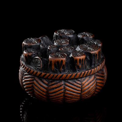 Netsuke in Legno di Bosso con Cesto di Tizzoni