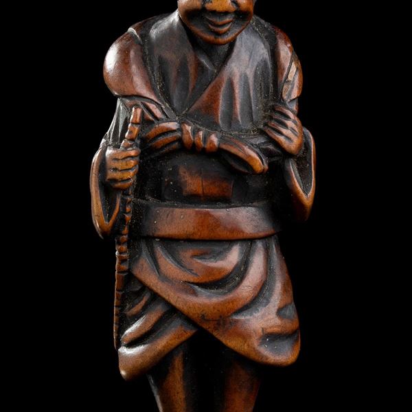 NETSUKE IN LEGNO DI BOSSO CON VIANDANTE