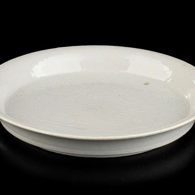 Piatto in Porcellana con Decoro Inciso