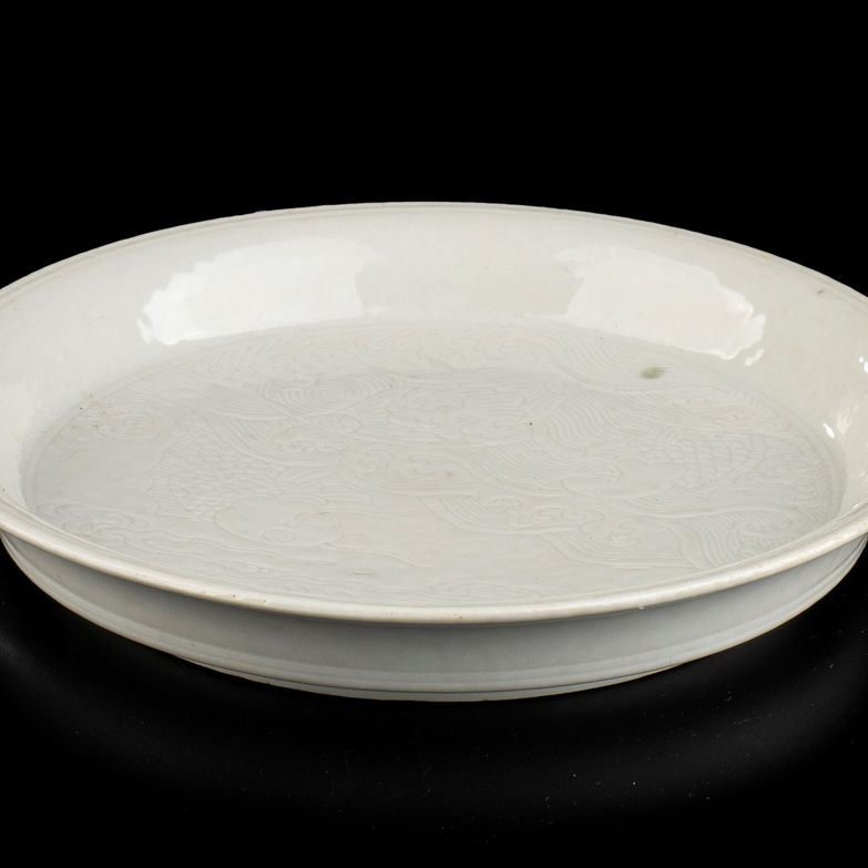 Piatto in Porcellana con Decoro Inciso
